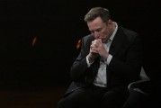 梦见黑蛇特斯拉股价收涨超3%：特朗普无意沟通，马斯克父亲劝儿子低头