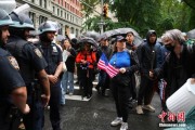 梦见黑蛇美国多地举行“没有国王”抗议活动